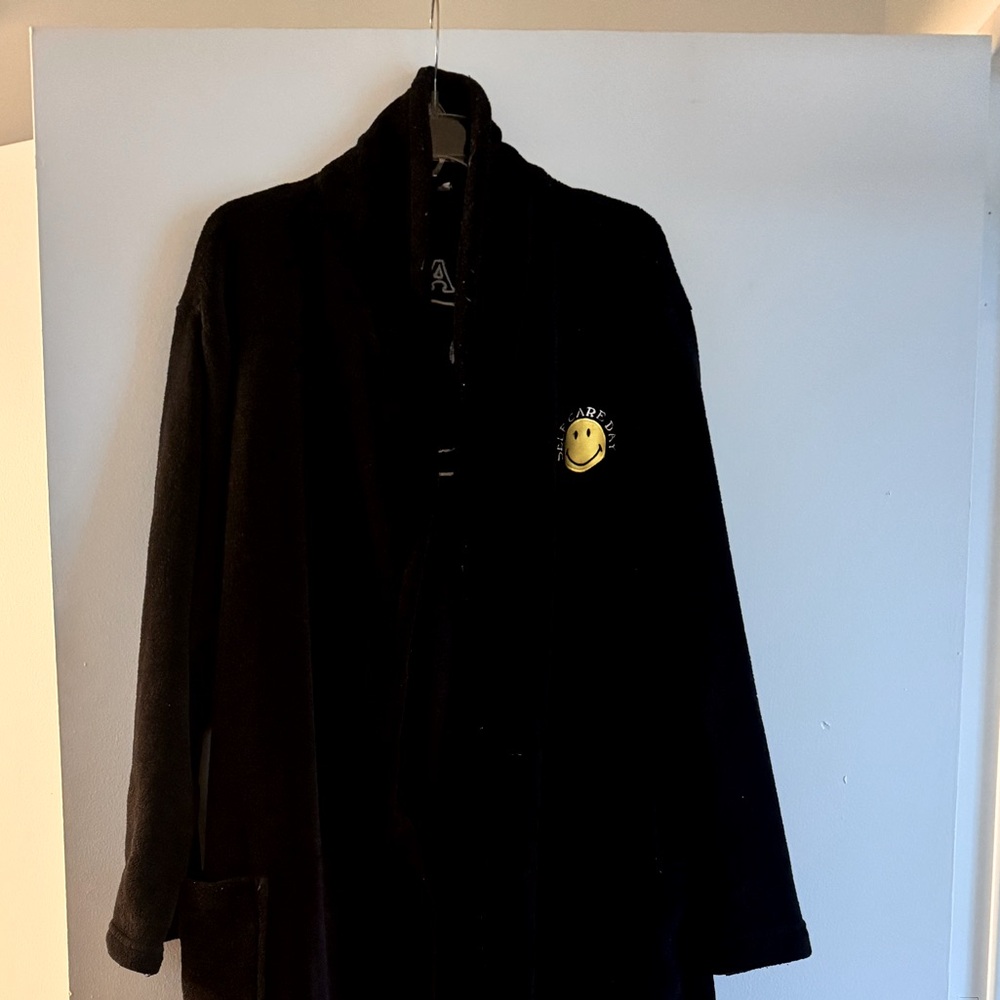 Smiley Robe - Picture 2 of 4